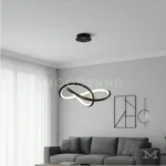 Fiore Black instalada en sala moderna, aportando iluminación uniforme y un estilo minimalista que realza la decoración del ambiente con su acabado en negro mate.