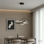 Fiore Black sobre comedor moderno, generando una luz precisa y decorativa ideal para zonas de reuniones y espacios minimalistas.