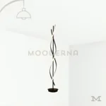 Livana Black en fondo blanco mostrando su diseño estilizado tipo escultura, con líneas curvas verticales que aportan un carácter artístico y contemporáneo, ideal como pieza protagonista en espacios modernos.