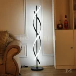 Livana Black instalada en sala moderna, aportando iluminación ambiental suave y un fuerte impacto visual que complementa sofás, rincones de lectura o zonas decorativas.