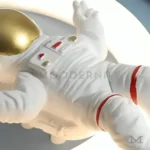 Detalle cercano de Orbi Stel ar, resaltando su estructura circular, acabados en aluminio y acrílico con luz LED integrada.