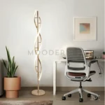 Livana Gold instalada en sala moderna, aportando iluminación ambiental suave y un efecto decorativo que eleva el estilo del espacio, ideal para complementar sofás, mesas auxiliares o rincones de lectura.