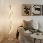 Livana Gold en una segunda sala, funcionando como punto focal decorativo que aporta calidez visual y un toque de lujo sin sobrecargar el ambiente.