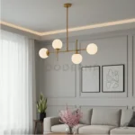 Sabina Gold instalada en sala, funcionando como punto focal decorativo que realza el ambiente con una iluminación cálida y equilibrada.