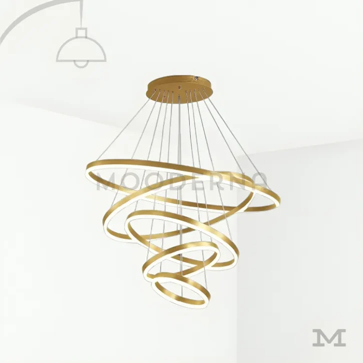 Imperial Gold en fondo blanco, mostrando su diseño colgante en espiral con múltiples anillos dorados y caída elegante, ideal para espacios amplios y de doble altura.