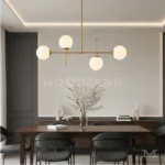 Vista de cerca de Sabina Gold, resaltando el acabado dorado satinado del aluminio y la calidad del vidrio, con detalles bien definidos y excelente terminación.