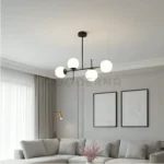 Sabina Black instalada en comedor, aportando iluminación uniforme y un fuerte carácter decorativo gracias a la disposición de sus cuatro esferas de vidrio.