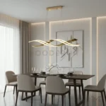 Perla Gold instalada en comedor, convirtiéndose en el punto focal del espacio gracias a su diseño escultórico y su iluminación uniforme que realza la mesa y el entorno.