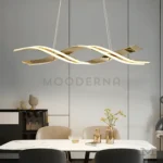 Segunda vista de Perla Gold en comedor, mostrando cómo su estructura ondulada distribuye la luz de manera equilibrada y crea una atmósfera cálida y sofisticada.