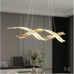 Tercera vista de Perla Gold en comedor, integrándose perfectamente con estilos contemporáneos y minimalistas, aportando carácter sin sobrecargar el espacio.