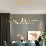 Rose Gold instalada en comedor, convirtiéndose en el punto focal del ambiente gracias a su diseño escultórico y su iluminación uniforme que realza la mesa y el entorno.