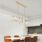 Segunda vista de Rose Gold en comedor, mostrando cómo su estructura ondulada distribuye la luz de manera envolvente y crea una atmósfera cálida y sofisticada.