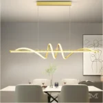 Tercera vista de Rose Gold en comedor, integrada en un espacio contemporáneo donde su forma fluida aporta dinamismo sin recargar el ambiente.