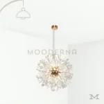 Luminaria Ela Luz Gold en fondo blanco con diseño floral moderno y acabado dorado satinado, perfecta para resaltar espacios con un estilo elegante y decorativo.