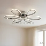 Loto Platinum instalada en sala, proporcionando una iluminación uniforme y envolvente que realza el ambiente y complementa decoraciones modernas y minimalistas.