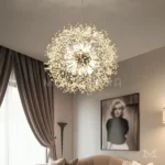 Ela Luz Gold iluminando sala con tonos cálidos, mostrando su diseño tridimensional que genera una iluminación uniforme y decoración impactante.