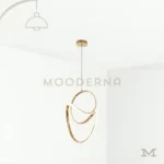 Vela One Gold en fondo blanco, mostrando su diseño colgante circular con acabado dorado satinado y luz LED integrada, ideal para espacios modernos y elegantes.