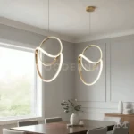 Vela One Gold instalada sobre isla de cocina, brindando iluminación funcional y estética que complementa el diseño del espacio.