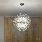 Ela Luz Plata en sala, destacando su efecto decorativo y brillo cromado.