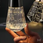 Detalle de Amelux Black, resaltando el cuerpo en aluminio y acrílico con luz LED incorporada.