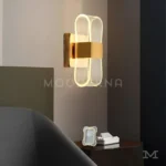 Angelina Gold en habitación, destacando su efecto de luz cálida sobre el muro.