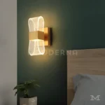 Detalle cercano de Angelina Gold, mostrando el acabado dorado satinado y el acrílico con luz LED integrada.