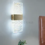 Calyra Gold instalada en sala, aportando iluminación cálida y un ambiente sofisticado.