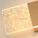 Detalle de Calyra Gold encendida, resaltando su acabado satinado y efecto luminoso.