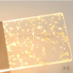 Detalle cercano de Calyra Gold, mostrando el acrílico con luz LED integrada.