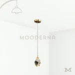 Soléth Gold en fondo blanco, resaltando su diseño colgante en acabado dorado con cuerpo de vidrio y luz LED integrada.