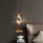 Soléth Gold en habitación, destacando su diseño minimalista y acabado dorado satinado.