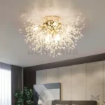 Detalle cercano de Venus Gold, mostrando el acabado dorado satinado y el entramado decorativo con focos LED.