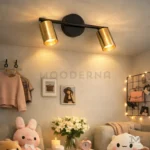 Aronia Black and Gold instalada en sala, aportando iluminación focalizada y un estilo sofisticado.