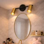 Aronia Black and Gold instalada en baño, brindando iluminación clara y funcional.