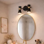 Safyra Black and Gold en baño, brindando iluminación funcional con diseño elegante.