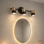 Noeimira Black and Gold instalada en baño, aportando iluminación puntual y estética sofisticada.