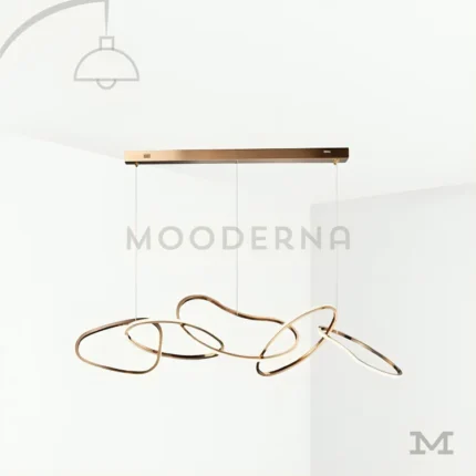 Nova Gold en fondo blanco, mostrando su diseño orgánico ondulado con acabado dorado satinado y estructura LED integrada.