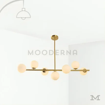 Adele Gold en fondo blanco, mostrando su diseño lineal con siete esferas de vidrio y estructura metálica en acabado dorado satinado.