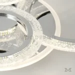 Vista de Dasha Platinum en sala moderna, destacando su acabado satinado y distribución de luz envolvente.