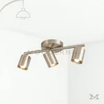 Noeimira Plata en fondo blanco, resaltando su diseño lineal con focos orientables en acabado plateado.