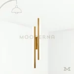 Eiko Gold en fondo blanco, resaltando su diseño vertical minimalista en acabado dorado satinado.