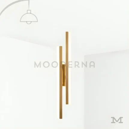 Eiko Gold en fondo blanco, resaltando su diseño vertical minimalista en acabado dorado satinado.