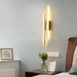 Eiko Gold instalado en habitación, aportando iluminación ambiental suave y moderna.