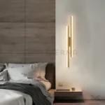 Eiko Gold en segunda toma de habitación, resaltando su perfil delgado y acabado satinado.