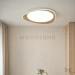 Olivia instalada en sala, destacando el espacio con iluminación potente y estética minimalista.