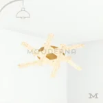 Lily Gold en fondo blanco, destacando su diseño decorativo con brazos iluminados y acabado dorado satinado.