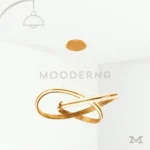Grace Gold en fondo blanco, resaltando su diseño escultural con aros entrelazados y acabado dorado satinado.