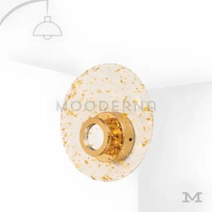 Signe Gold en fondo blanco, destacando su diseño circular compacto con acabado dorado satinado.