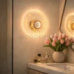 Signe Gold instalada en baño, aportando luz cálida y decorativa.