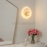 Signe Gold en baño, destacando su luz suave y acabado dorado.